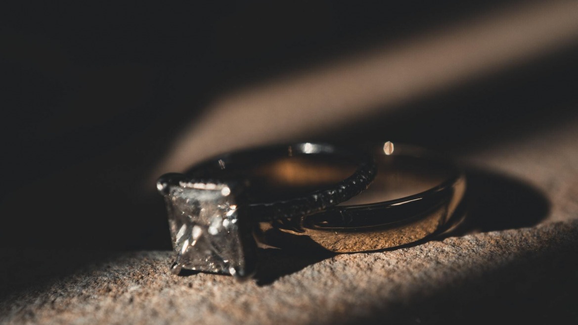 Come riconoscere un vero anello vintage?