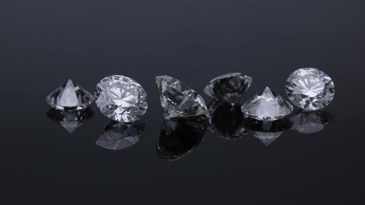 Anelli antichi e scala di colore del diamante